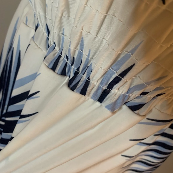 Worn Once Palm Leaf Pattern Size Medium - Picture 3 of 4